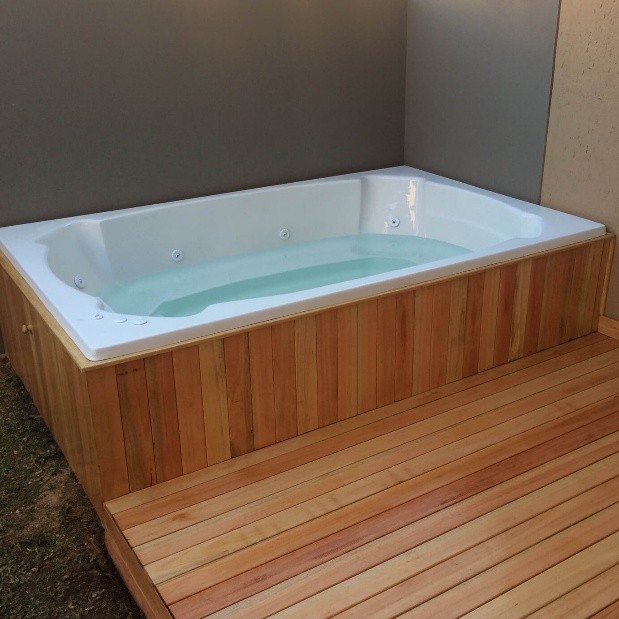 12-Seater jacuzzi