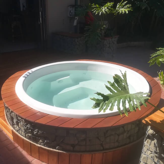 Round jacuzzi